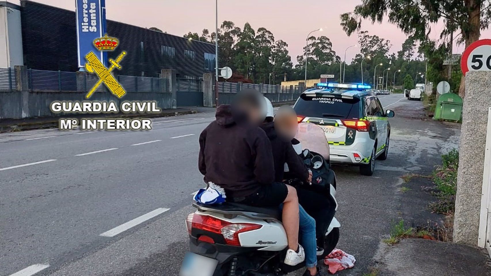 Denunciado un vecino de Cambados que iba en moto sin carné ni seguro, con alcoholemia positiva y con dos acompañantes.
