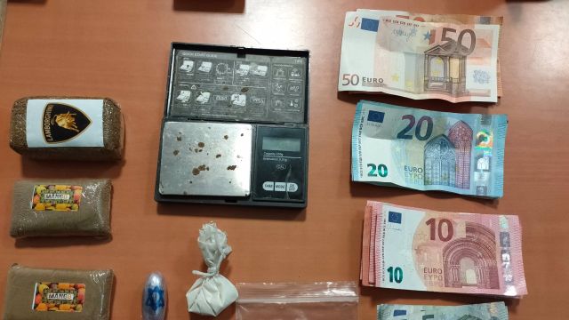 Hachís, cocaína, una báscula de precisión y dinero en efectivo intervenidos a un menor detenido en Vigo.
