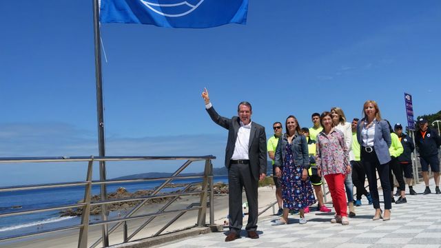 Acto de izado de la bandera azul en la playa de Samil.
