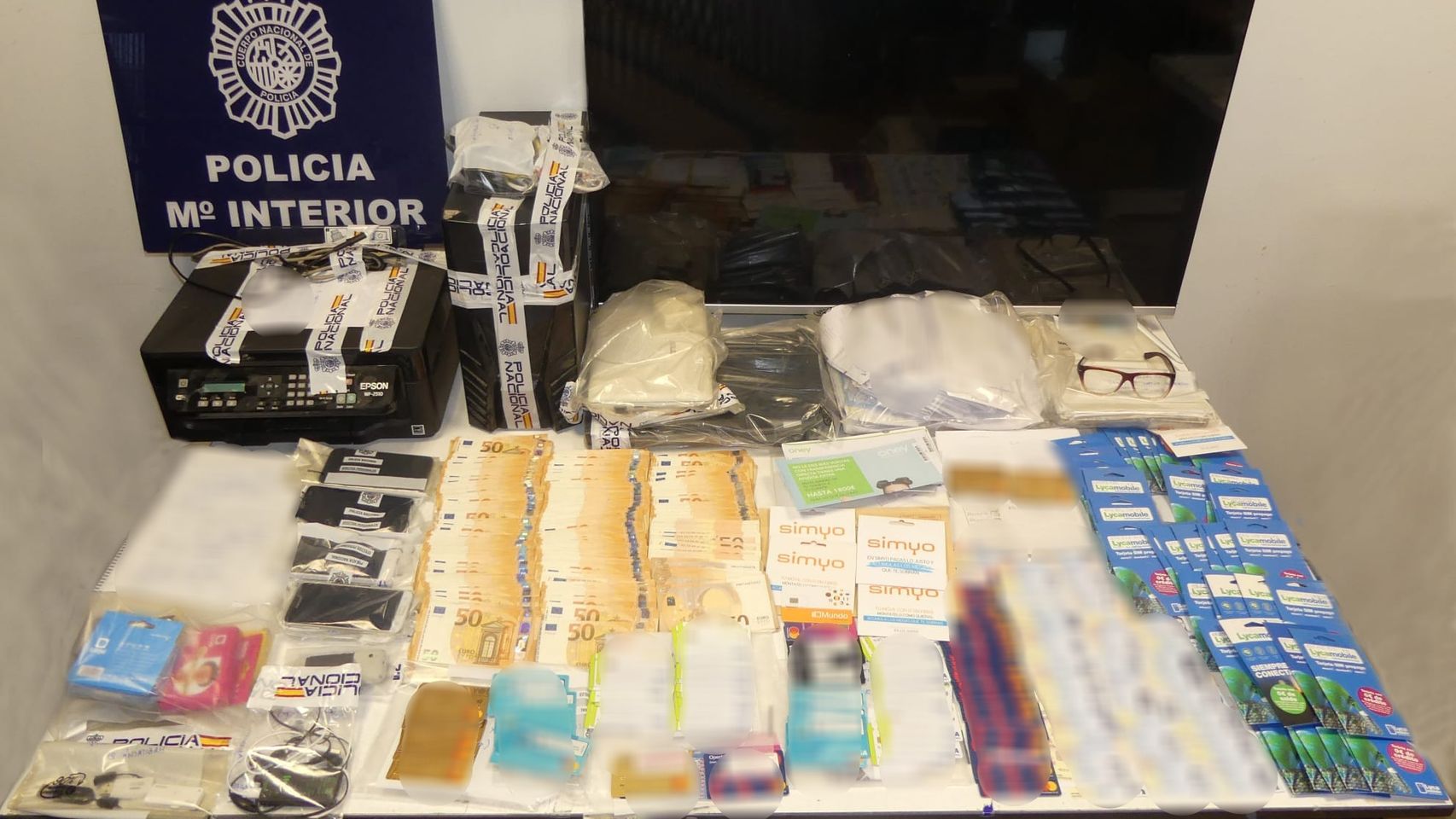 Material incautado al detenido.