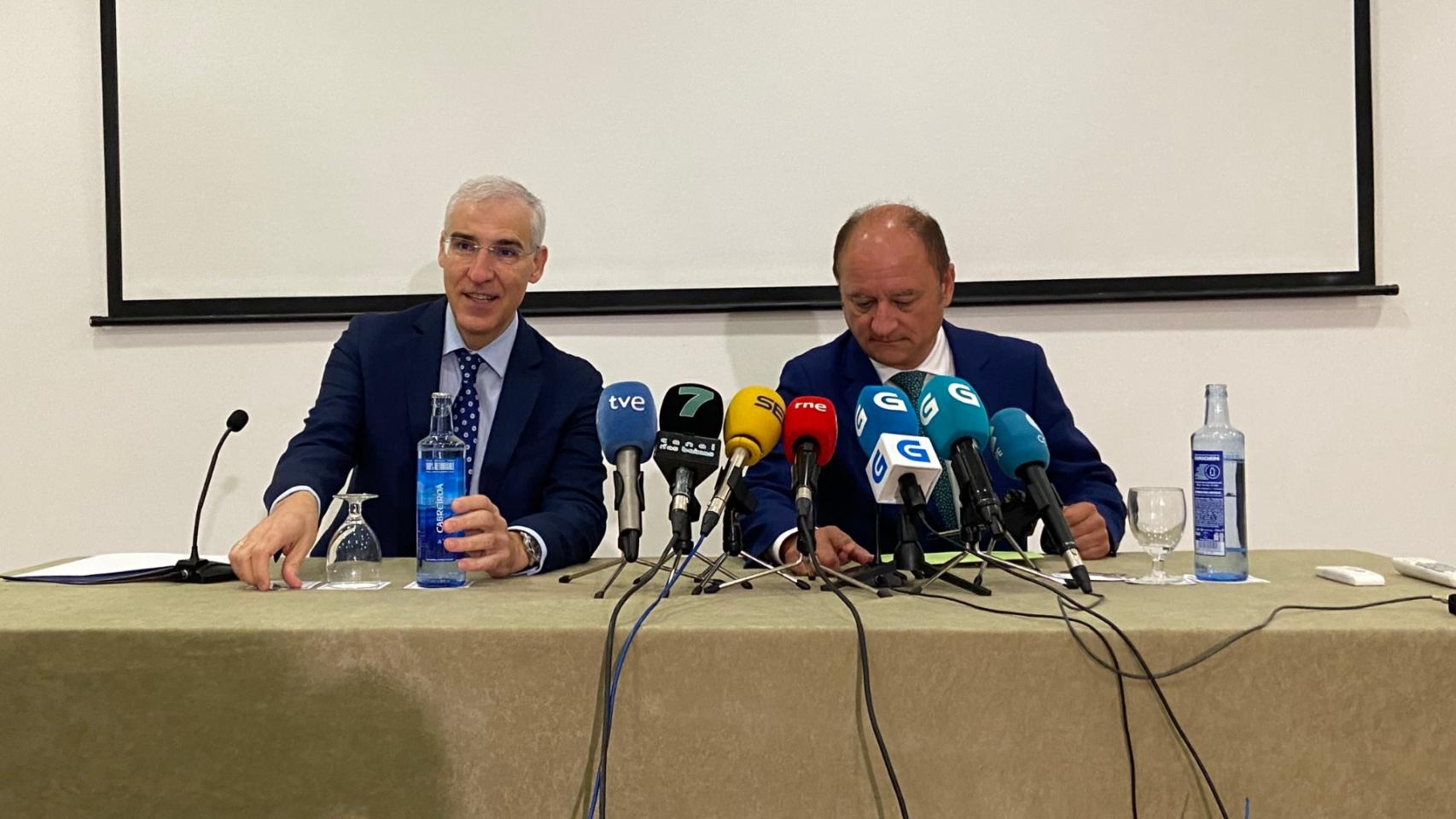 Francisco Conde y Antonio Casal comparecen ante los medios.