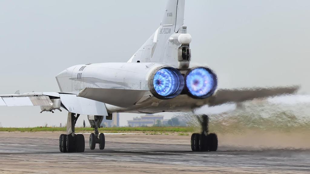 Tu22M3 con el sistema de posquemador encendido en despegue