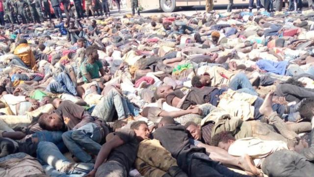 Migrantes subsaharianos yacen amontonados, muchos de ellos heridos o muertos, en el lado marroquí de la frontera con Melilla, el 24 de junio.