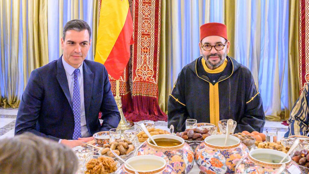 El presidente del Gobierno español, Pedro Sánchez, y el rey de Marruecos, Mohamed VI, en su reunión en Rabat, en abril de 2022.