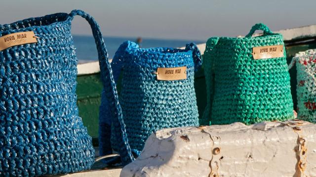 Bolsos de la marca 'Voramar Fan Plastic' hechos a partir de bolsas de plástico.