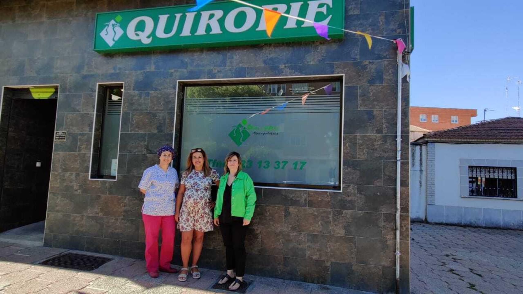 la concejala de Mayores, Esther Casado, en la Clínica Quiropie
