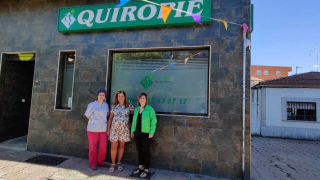 la concejala de Mayores, Esther Casado, en la Clínica Quiropie