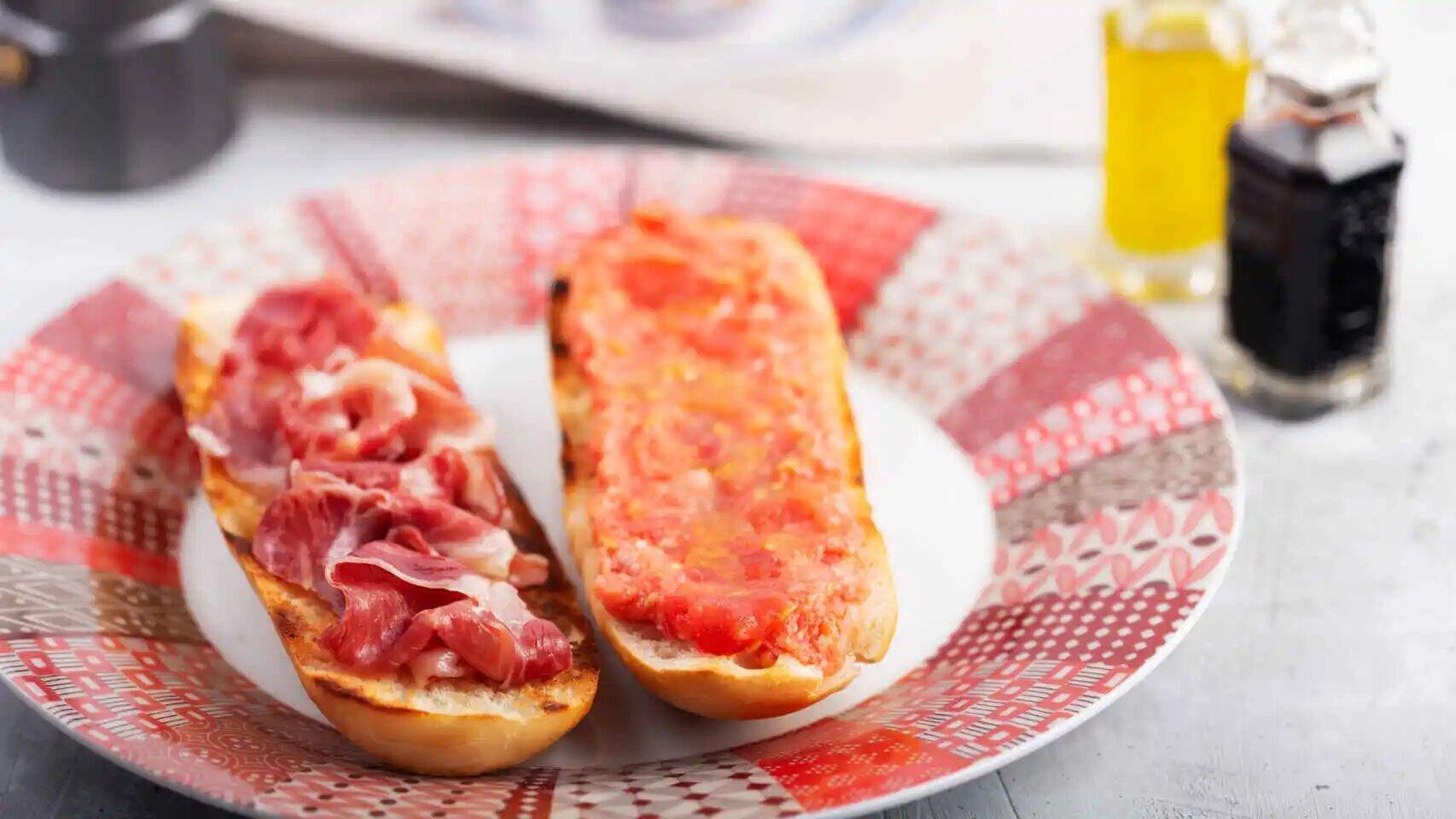 Unas tostadas con tomate y aceite.