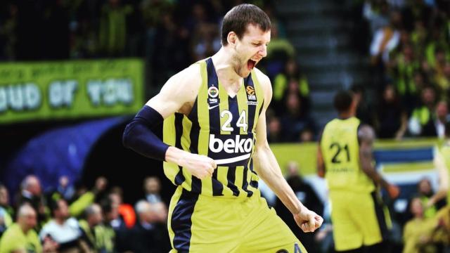 Jan Vesely durante un partido con el Fenerbahçe