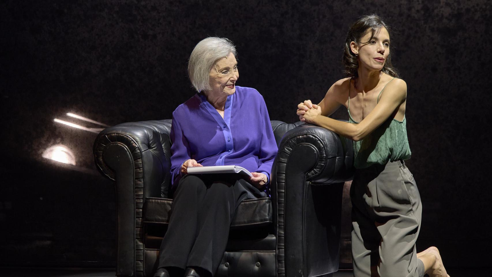 Nuria Espert y Natalia Huarte en un momento de 'Marsillach soy yo'. Foto: Pablo Lorente
