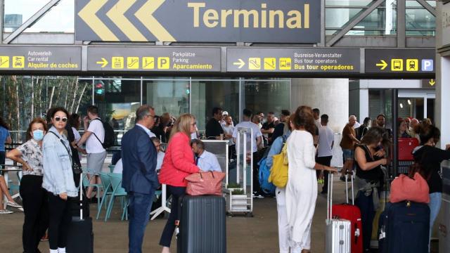 Pasajeros en el aeropuerto de Málaga en una imagen de archivo.