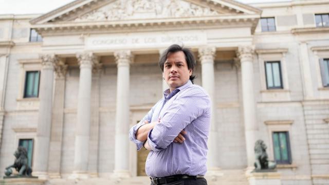 Carlos Paparoni posa ante el Congreso de los Diputados durante su entrevista con EL ESPAÑOL.