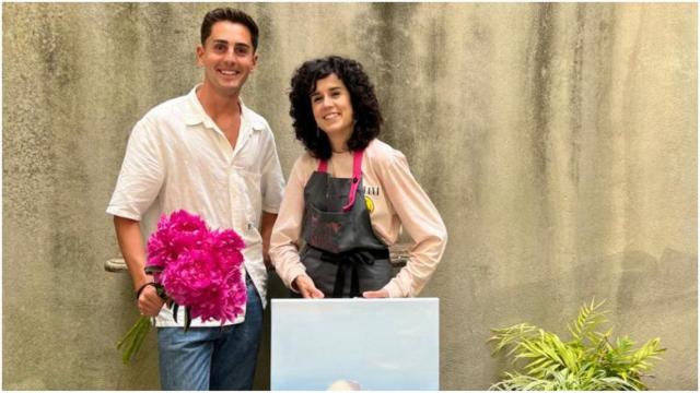El artista y la responsable de la floristería.