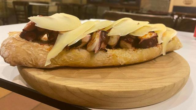 Bocadillo de pulpo con queso de San Simón de La Costa del Bar Nuevo