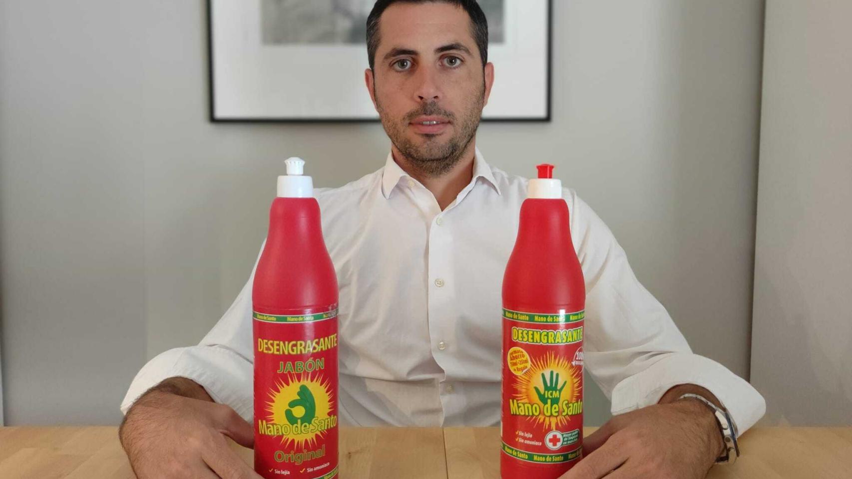 Miguel Castro muestra su producto y una botella del que estaría fabricando su tía para amenazarle.