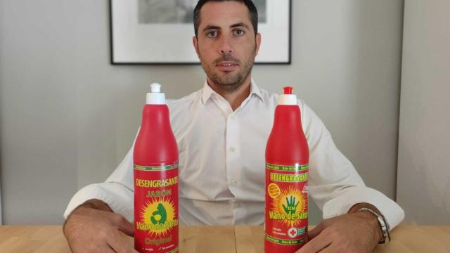 Miguel Castro muestra su producto y una botella del que estaría fabricando su tía para amenazarle.