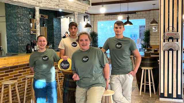 Ainara Blanco, Belén Rodriguez y el resto del equipo de Airico