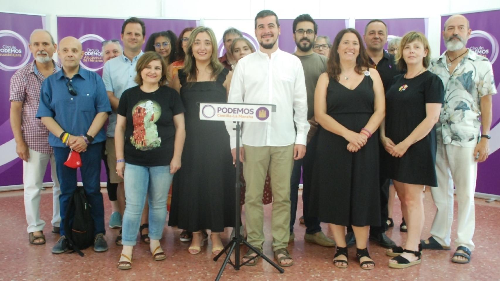 Foto de familia de Podemos Guadalajara, con el coordinador regional al frente, José Luis García Gascón.