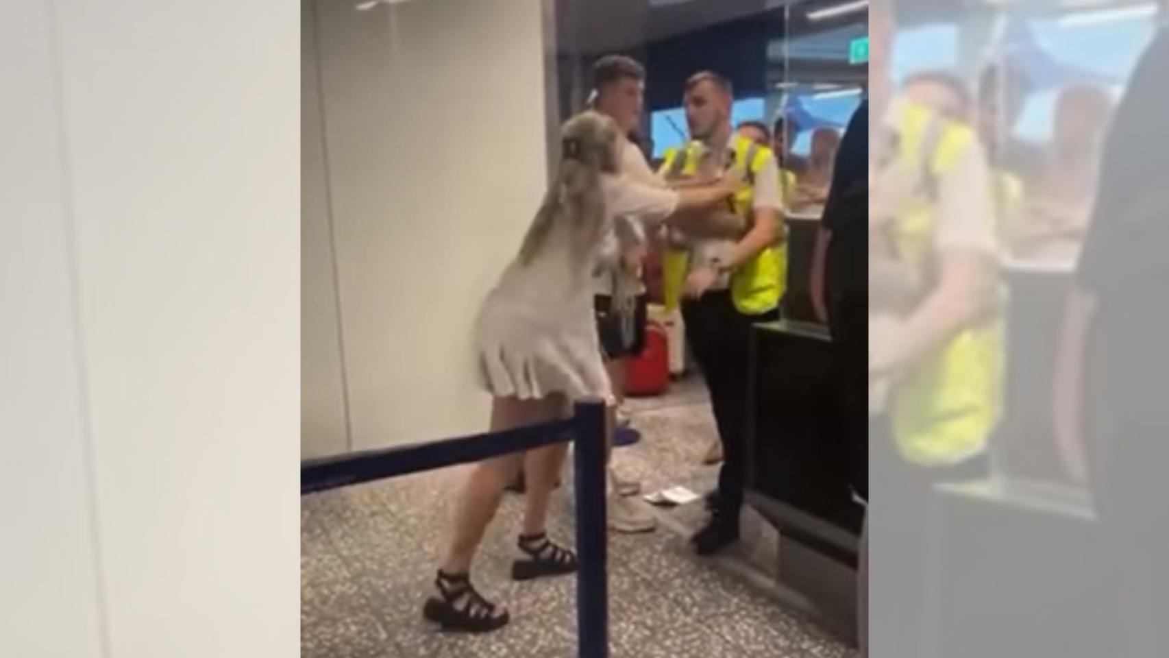 Captura de pantalla del vídeo publicado en Facebook en el que un turista golpea a un guardia de seguridad en el aeropuerto de Brístol.