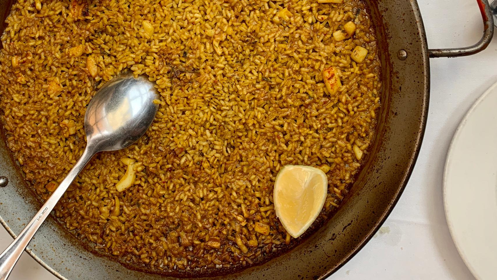 Una paella con arroz a banda.