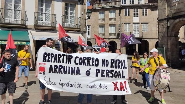 Carteros rurales se manifiestan en Santiago.Decenas de carteros rurales de Galicia se han manifestado este sábado por las calles del casco histórico de Santiago para denunciar su crítica situación por la subida de los combustibles y pedir a Correos que aumente el complemento por aportación del vehículo particular.ECONOMIA ESPAÑA EUROPA GALICIA AUTONOMÍASCGT