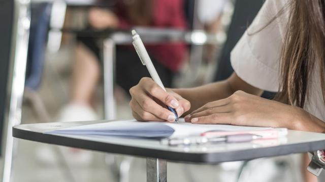 Imagen de archivo de una estudiante realizando un examen.