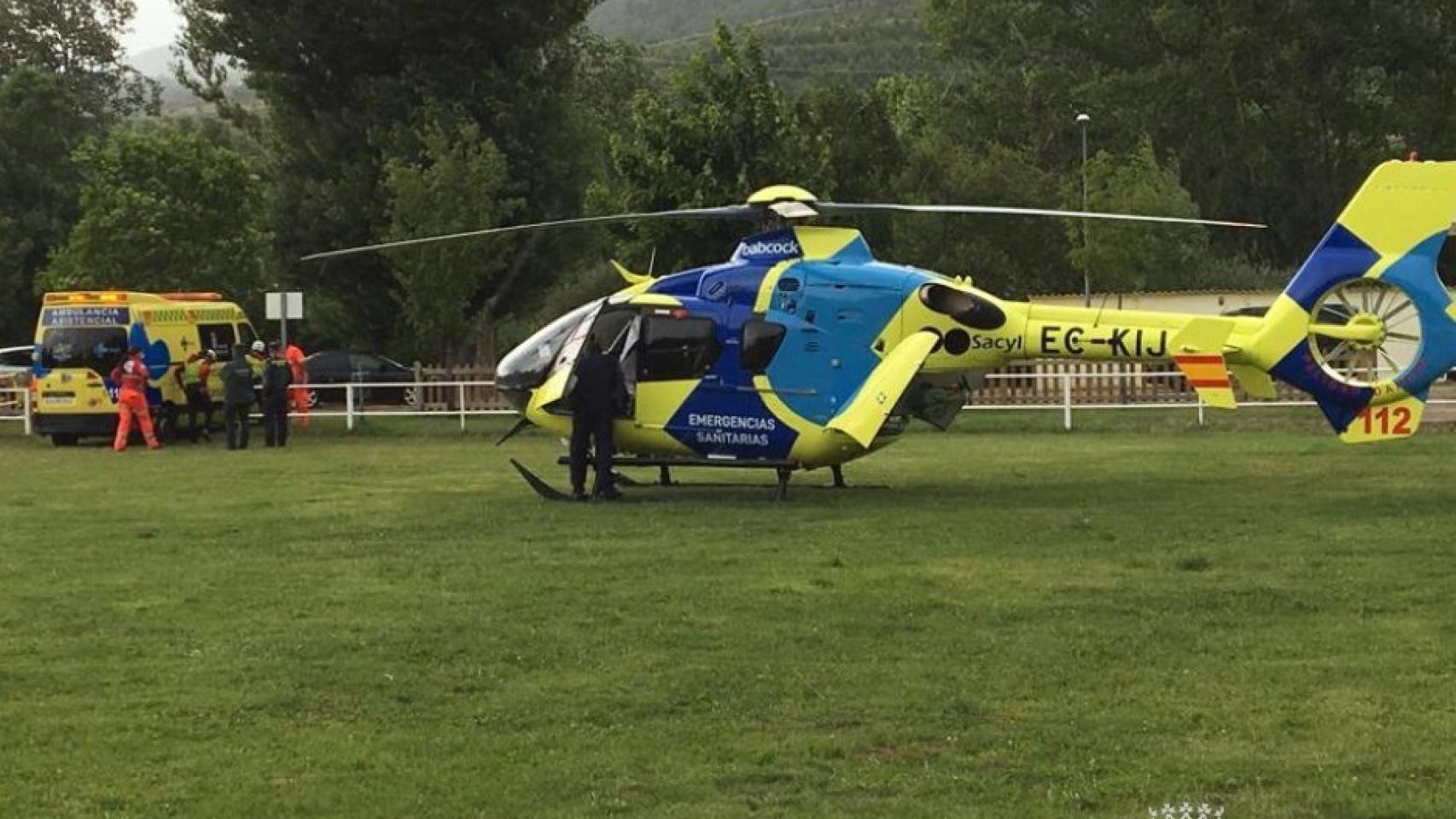 Los equipos de emergencias atienden a los dos montañistas heridos