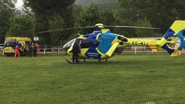 Los equipos de emergencias atienden a los dos montañistas heridos
