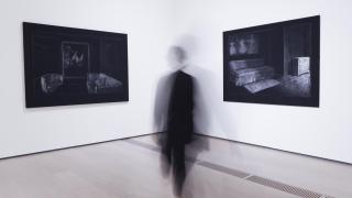 Visto de dos de los dibujos de Juan Muñoz en el Centro Botín. Foto: Belén de Benito