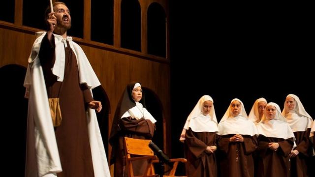 Rubén Cobos Encinar, en primer plano, en un momento de 'Descalzas'