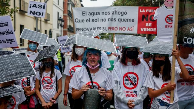 Una manifestación contra los macroparques renovables, a 16 de octubre de 2021, en Madrid.
