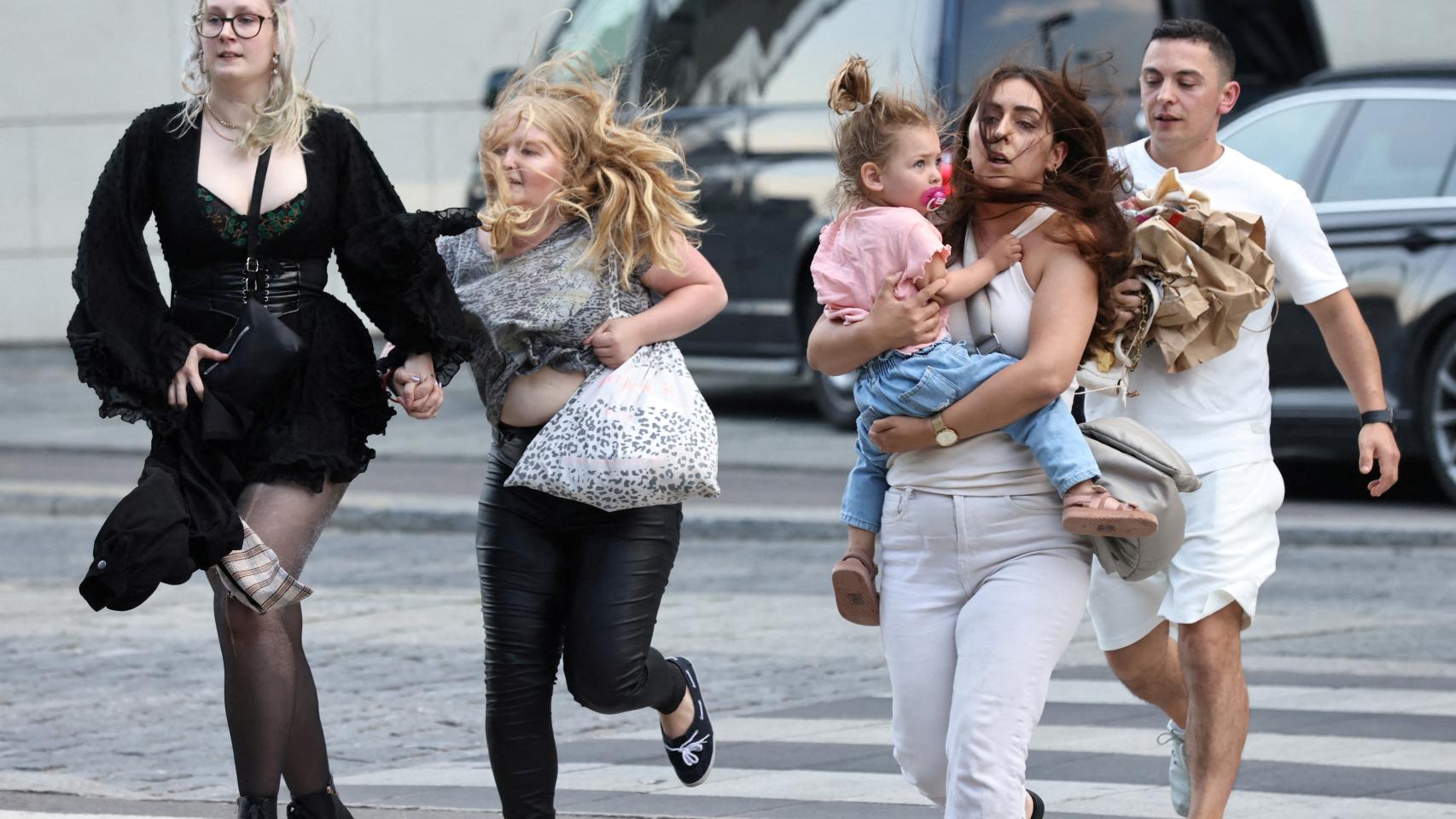 Unas personas salen corriendo del centro comercial en el que se ha producido el tiroteo, este domingo en Copenhague.