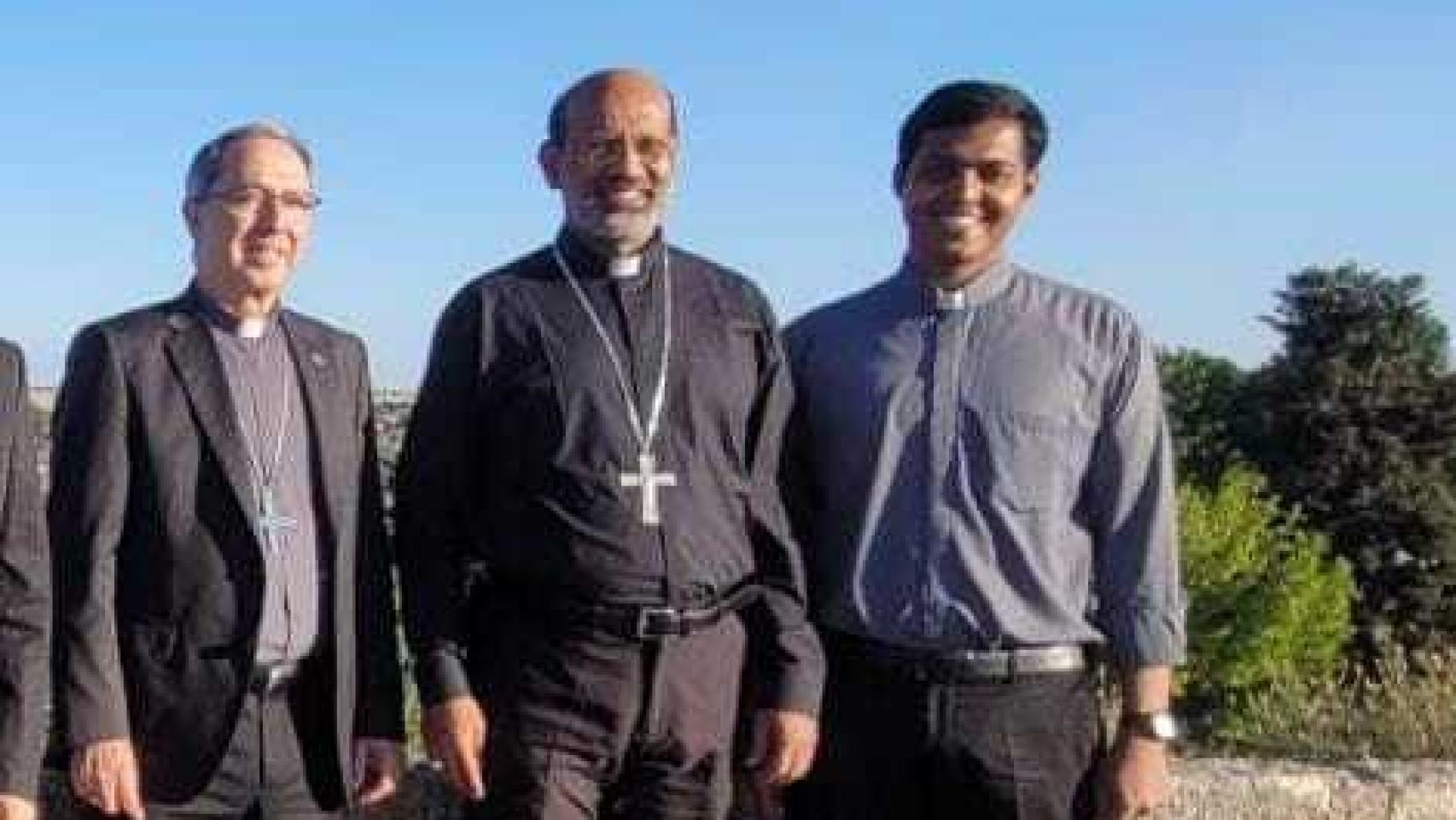 El obispo de la diócesis india de Kerala, Remigiose Inchananiyil, junto al obispo de Zamora, Fernando Varela; y a Ajai Augustine, incorporado al arciprestazgo de Sayago