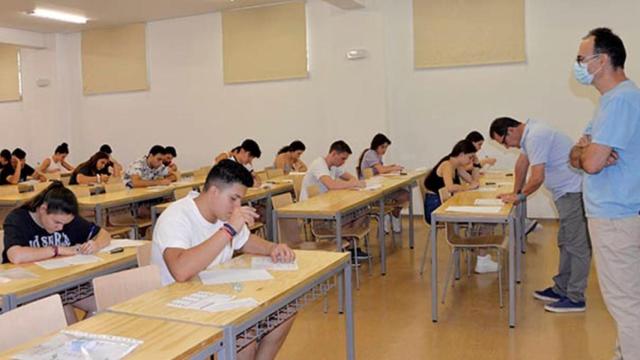Estudiantes en un examen en una foto de archivo.
