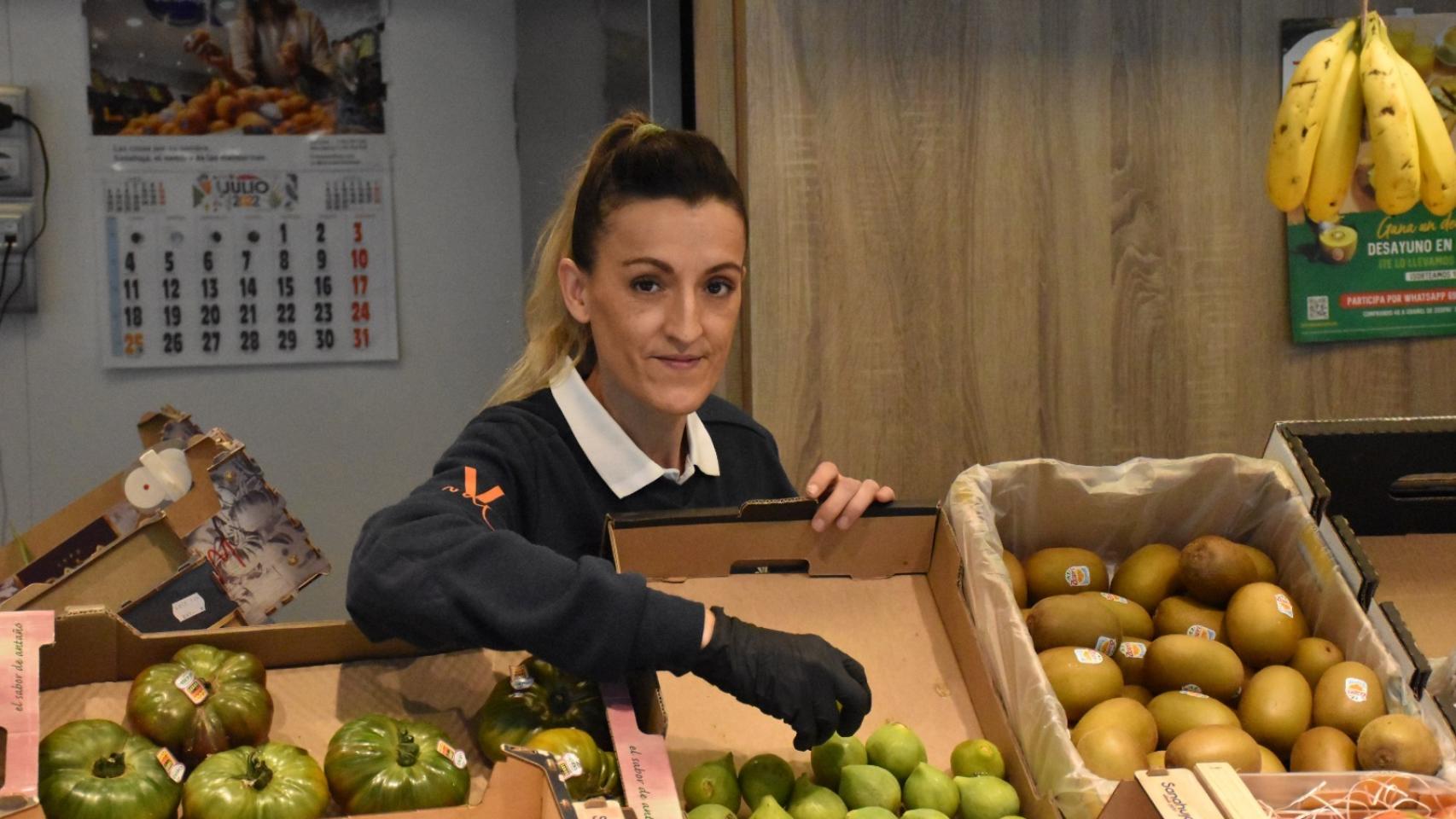 Maite en su frutería en el Mercado del Val en Valladolid
