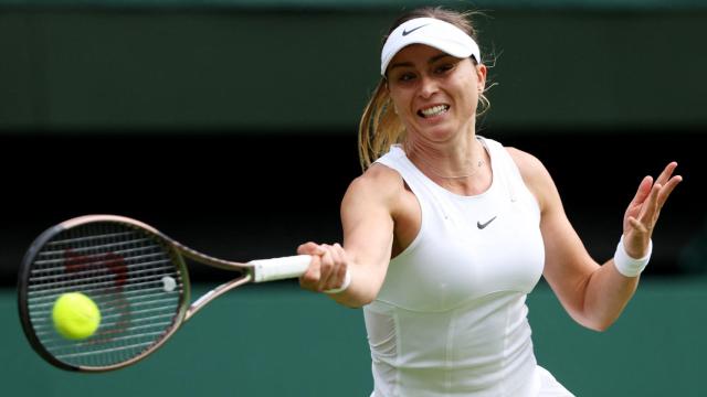 Paula Badosa golpea la bola.