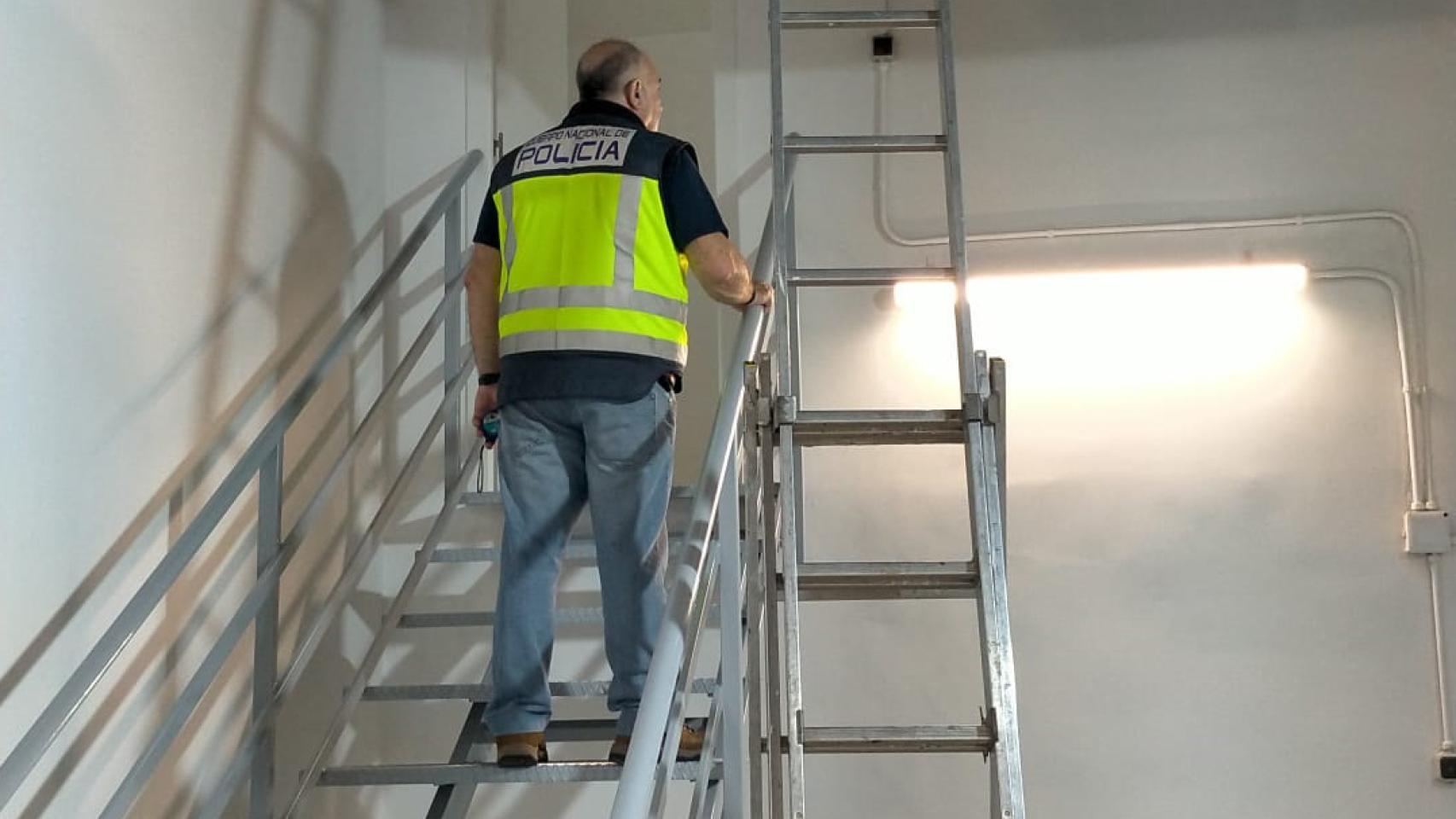 Un agente de la Policía Nacional, en el lugar donde se produjo el suceso.