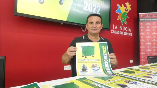 El alcalde, Bernabé Cano, con la información de las ayudas.