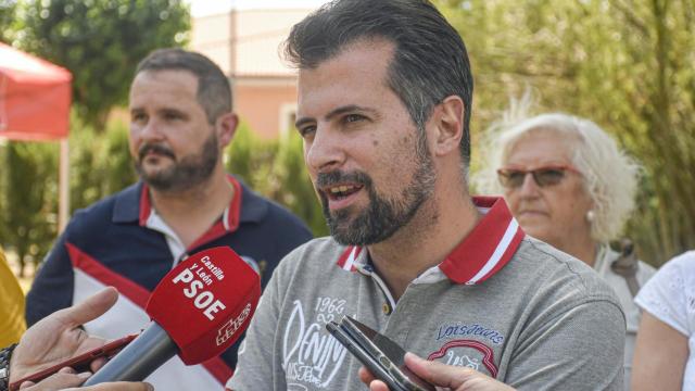 Celebración de la Fiesta de la Rosa del PSOE de Segovia con la intervención del secretario general del PSCyL, Luis Tudanca; el alcalde de Navalmanzano, Pablo A. Torrego, y el secretario provincial del PSOE, José Luis Aceves