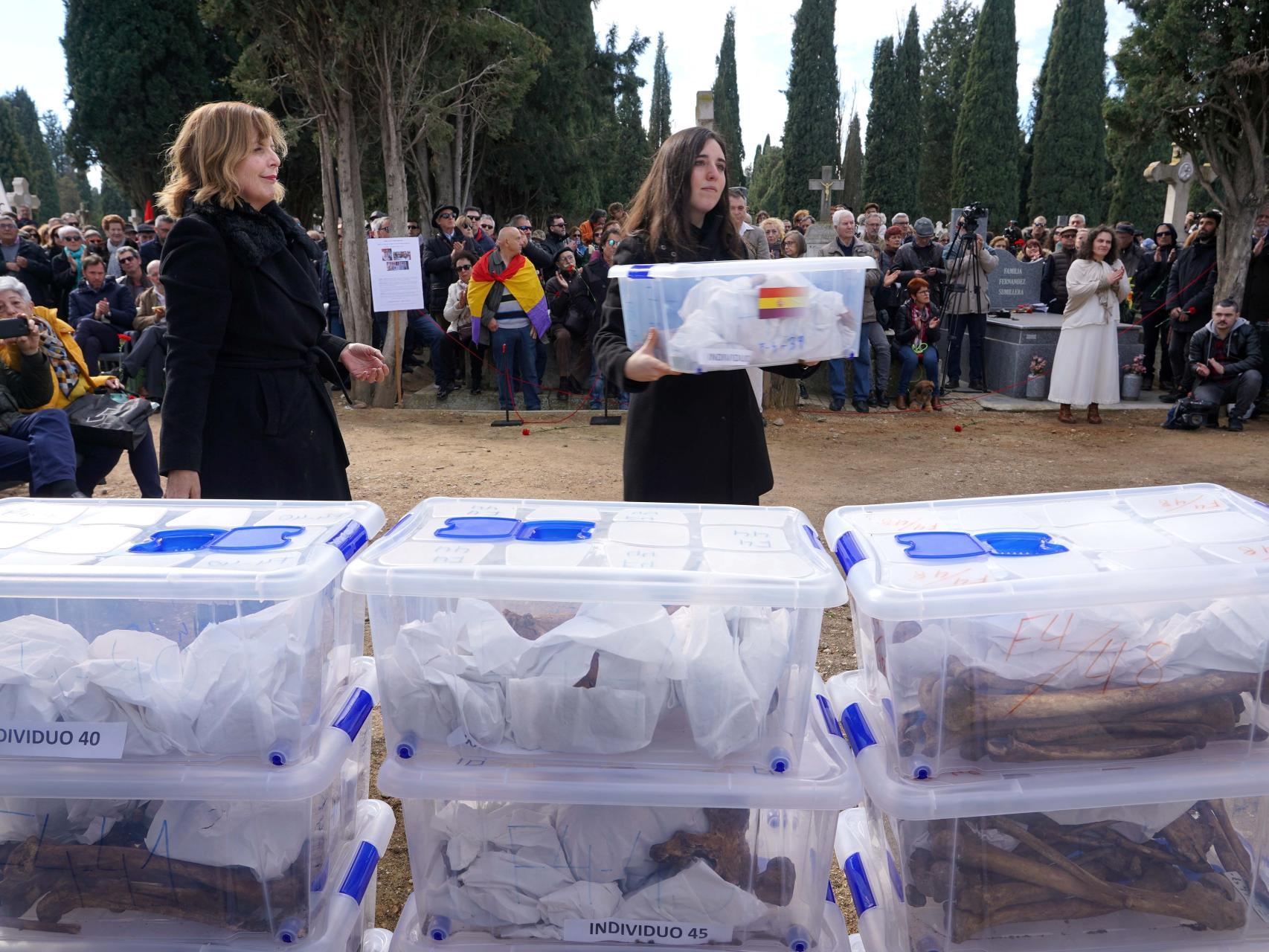 Acto de exhumación de víctimas de la Guerra Civil en el Cementerio del Carmen de Valladolid, en febrero de 2020.