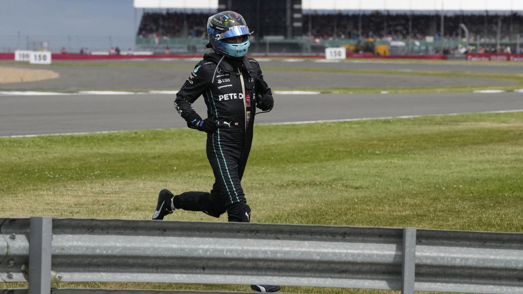 La carrera de Russell para ver a Zhou abre el debate: deportividad o un error muy caro para Mercedes
