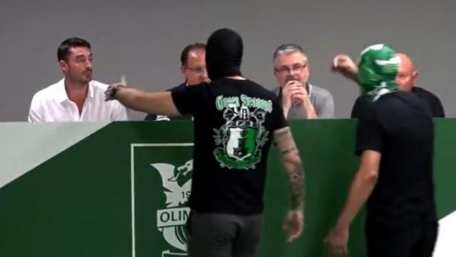 Radicales del Olimpija Ljubljana, echando a Albert Riera de sala de prensa