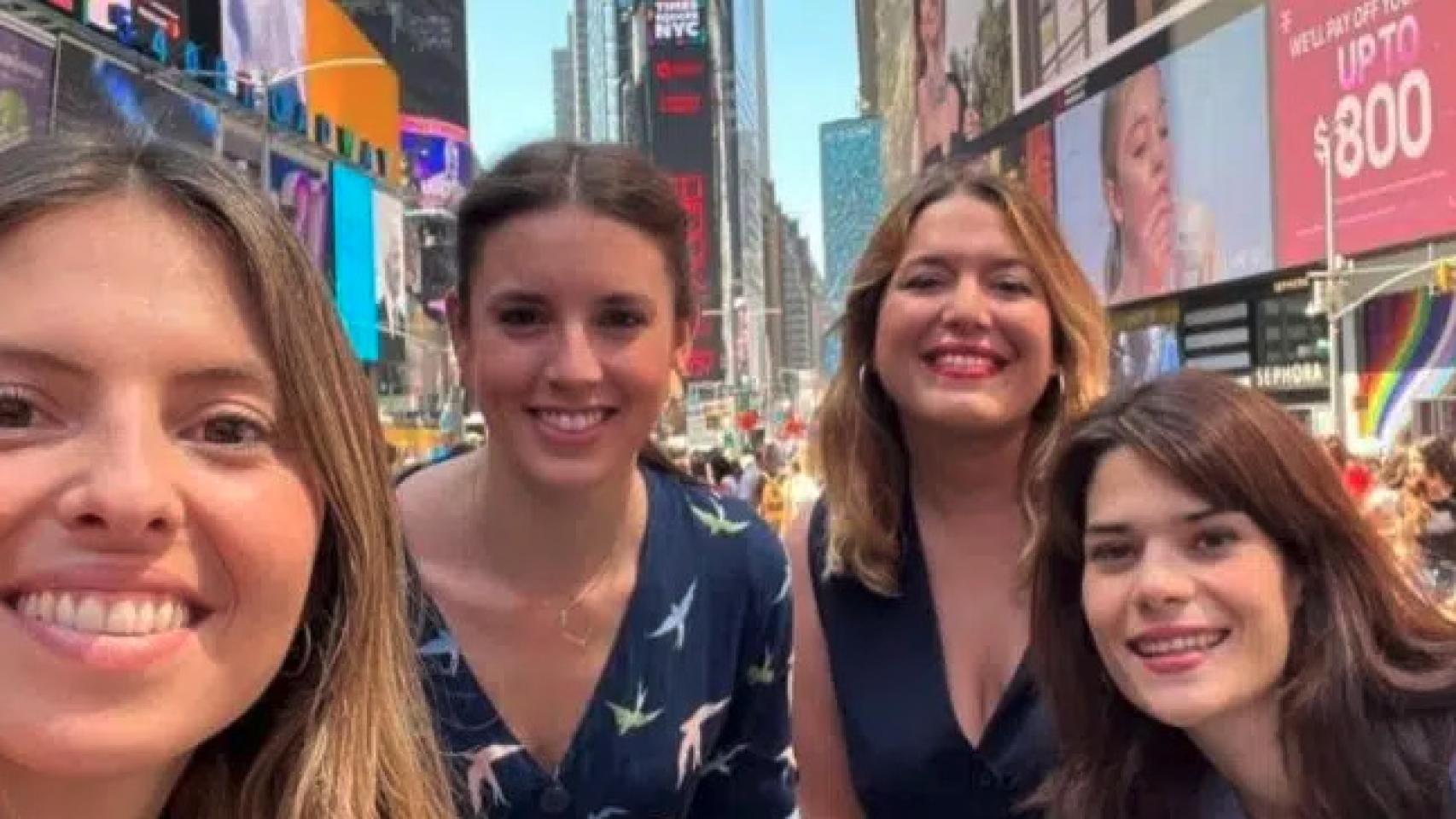 La directora de gabinete de Irene Montero, Lidia Rubio; la ministra de Igualdad, Irene Montero; la secretaria de Estado de Igualdad, Ángela Rodríguez; y la portavoz de Podemos y asesora de Igualdad, Isa Serra, en Washington.