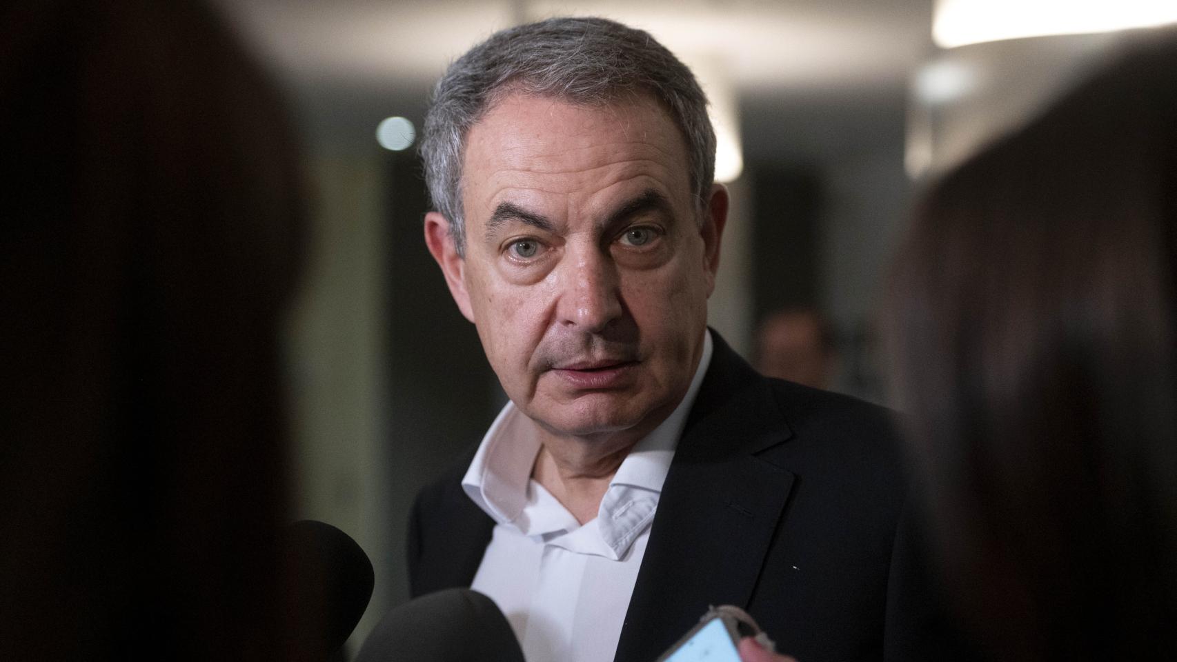El expresidente del Gobierno, José Luis Rodríguez Zapatero, este lunes a su llegada a la jornada ‘sobre la visibilidad y el liderazgo LGTBI’, en el Congreso.