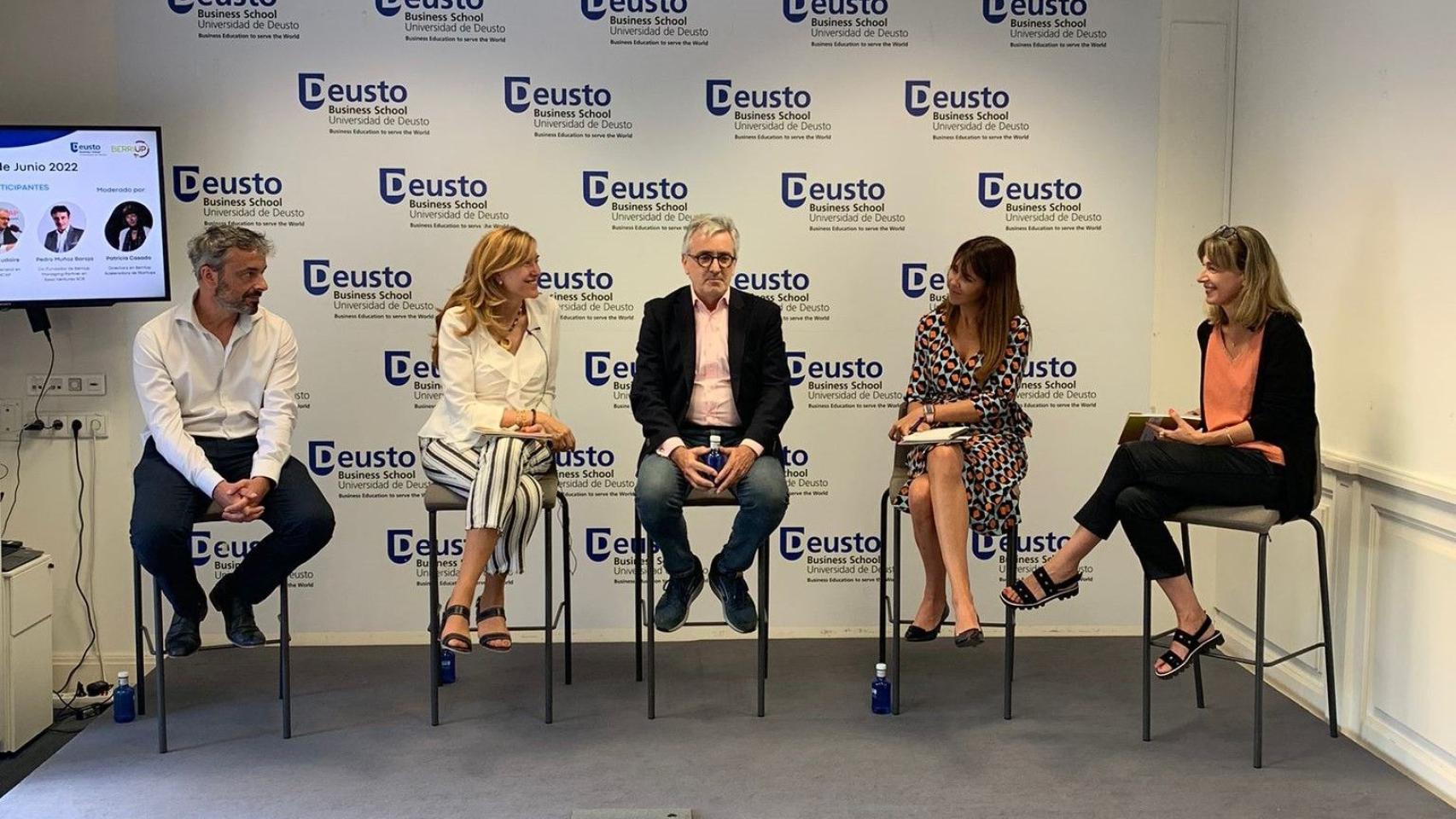 Reciente presentación en Madrid del libro 'Artículos #DeFirma 2019-2020-2021'. De izquierda a derecha: Pedro Muñoz, cofundador de BerriUp; Carmen Carpintero, embajadora de AABAN; José Zudaire, director general de Spaincap; Amaia Legorburu, mentora de BerriUp y Patricia Casado, directora de la aceleradora.