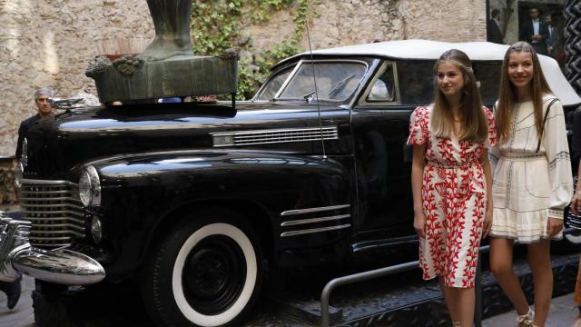 La princesa Leonor y la infanta Sofía en Girona, en el Museo Dalí con la obra ‘Taxi lluvioso’.