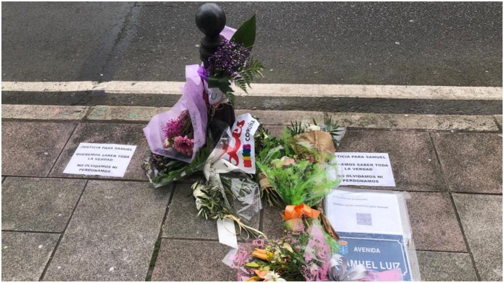 Altar improvisado en recuerdo de Samuel Luiz en la Avenida de Buenos Aires.