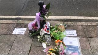 Altar improvisado en recuerdo de Samuel Luiz en la Avenida de Buenos Aires.