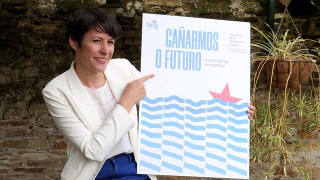 La portavoz nacional del BNG, Ana Pontón, con el cartel de la campaña de los nacionalistas para celebrar el 25 de julio.