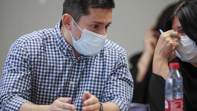 El acusado Jorge Palma conversa con su abogada durante el juicio.